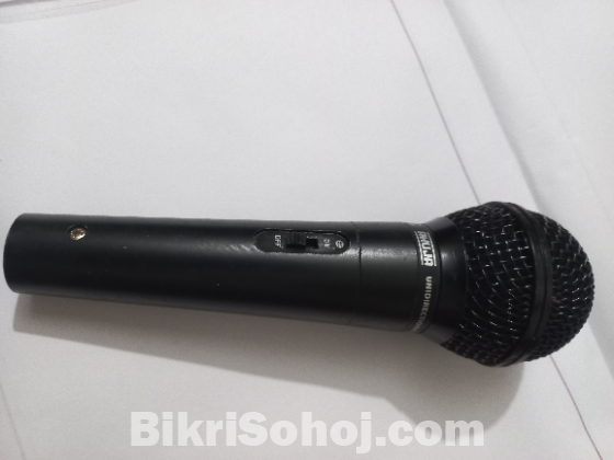 Microphone, cable.